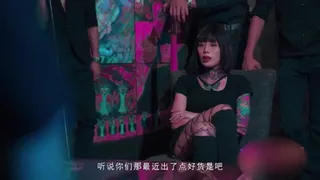 The female underworld boss shows off her domineering attitude in negotiations and is very charming in bed